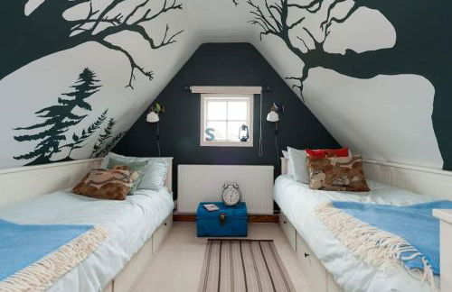 Charming Tudor riverside house - Foto 47