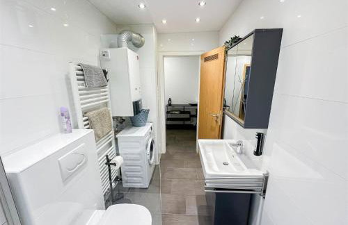 ALFA Apartment Stuttgart Mitte 2 Zimmer City-Lage Berliner Platz Balkon Netflix Küche WM l 2BR 5 Beds 6 People l Fully equipped Kitchen & Bathroom - Photo 23