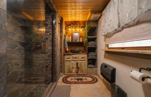 Enchanting River- Water Front A-Frame Cabin - Foto 32