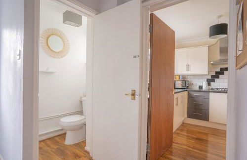 Raymond James Accommodation, sleeps up to 7, free parking, full amenities and garden - Photo 9