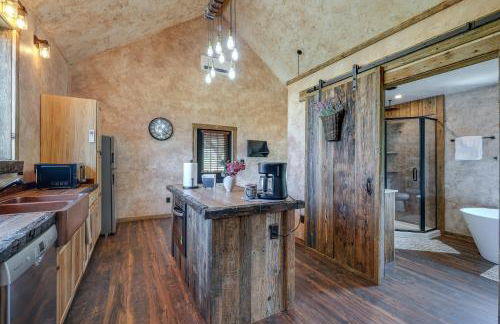 Bedford Cabin with Porch, 5 Mi to Historic District! - Foto 8