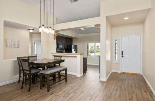 Relaxing 4BR 2BA Sleeps 8 Family Friendly - Photo 6