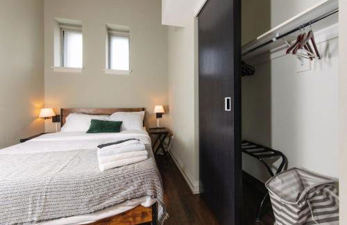 Downtown Modern 2BR Loft Apartment - Sleeps 8-9 - Foto 23