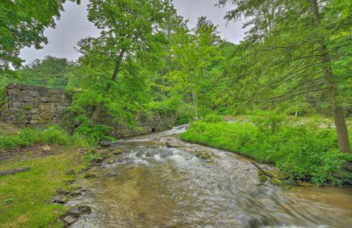 Berkshire Riverfront Ski Cabin Close to Hiking! - Foto 29