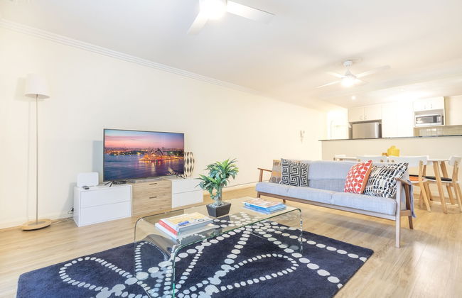 Perfectly Located Apt Rooftop Pool & Spa - Photo 1