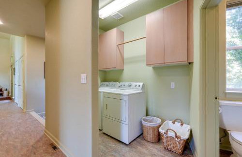 On McKenzie River! Home with Scenic Sunroom - Foto 22