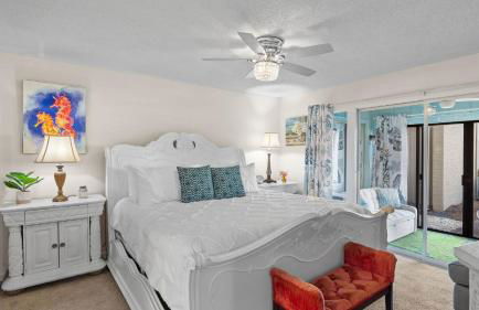 Steps from the Sand Bright Coastal Stay w Pool Access Coastal Hideaway by AvantStay - Foto 16