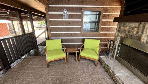 Peaceful Lakefront Tiny Cabin Nestled in the Sabine National Forest for a Romantic Escape in Hemphill, Texas - Foto 3