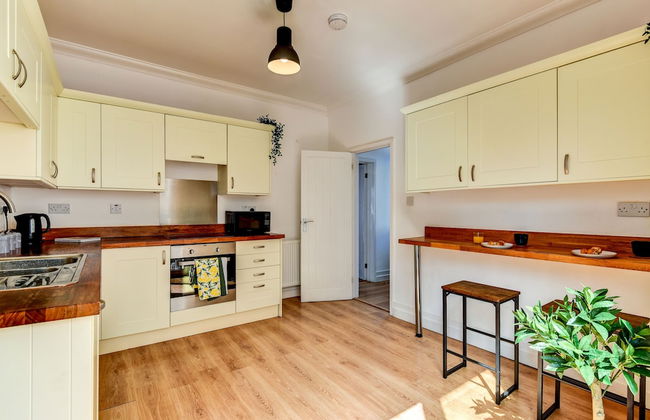 Beautiful 4 Bed House, 3 Minutes to Sea, Sleeps 8 - Foto 19