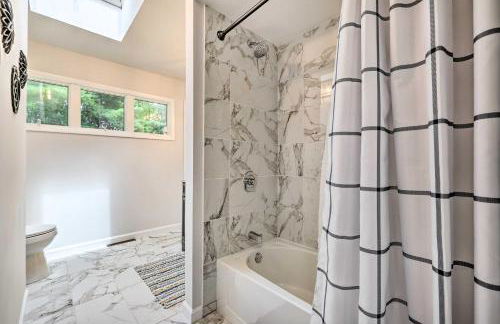 Pocono Home with Hot Tub, Fireplace and Game Room! - Foto 18