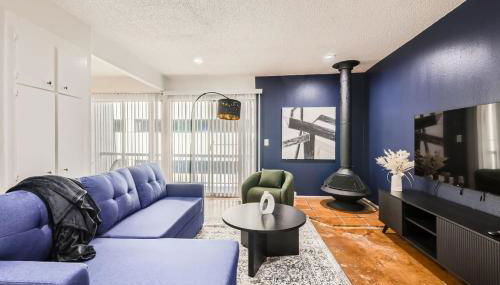 Your Comfy King Suite Getaway - Sleeps 4 - Pool, Prkg - Photo 3