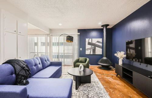 Your Comfy King Suite Getaway - Sleeps 4 - Pool, Prkg - Foto 3