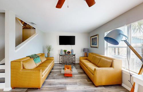 Cozy Spacious Home with Private Backyard and Patio, near shopping - Foto 3