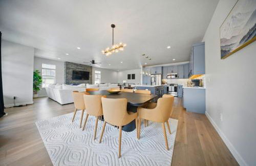 BRAND NEW Scenic Luxury Mountain Retreat - Photo 1