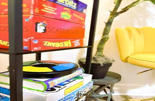 4BR Boutique Coastal Home, Walk to Beach and The Strand, Sleeps 10 - Foto 31