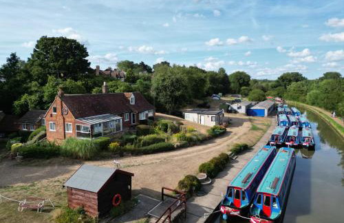 Waterside Cottage - Sleeps 11 on Grand Union Canal - Photo 1