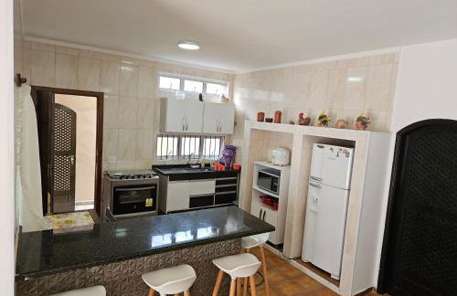 Casa Maravilhosa, Pé na Areia com Piscina, Área Gourmet com Churrasqueira em Deck Coberto Frente a Piscina, Mesa de Bilhar, 4 Quartos Confortáveis, Sendo 2 Suítes, Cozinha Americana e Sala de Jantar, Ampla Garagem para 6 Carros - Mercado na rua da Casa - Photo 13