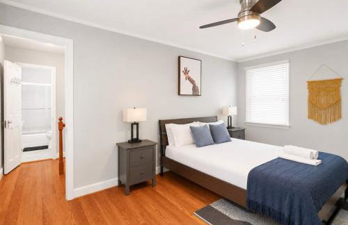 Charming Townhouse Retreat by CozySuites - Foto 8