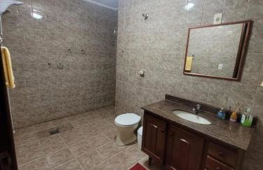 Casa com dois quartos,dois banheiros,sendo um, uma suíte,sala de estar cozinha e garagem - Foto 21