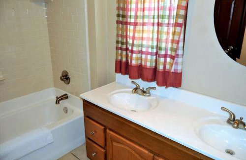 Spacious Lakefront Home with Beach Access and Sports Courts for Fun-Filled stays in Buchanan Dam, Texas - Foto 34