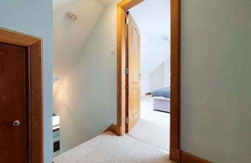 Parkgate Apartment - Near M90, Amazon, Edinburgh - Photo 3