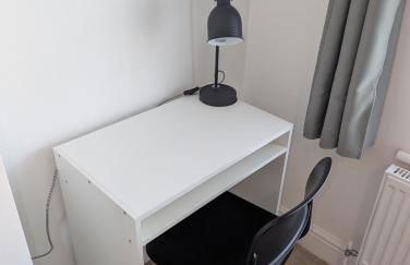 Fantastic 3-Bedroom House in Crawley - 10 mins from Gatwick - Foto 8