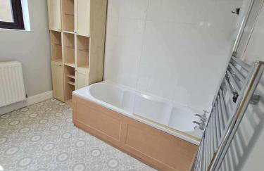 Spacious 4 Bedroom House in Corby Sleeps 9 Parking - Foto 15