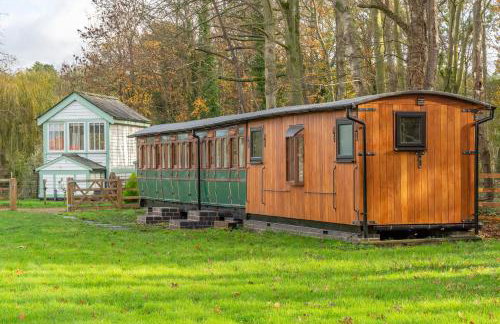 The Railway Carriage - Photo 30