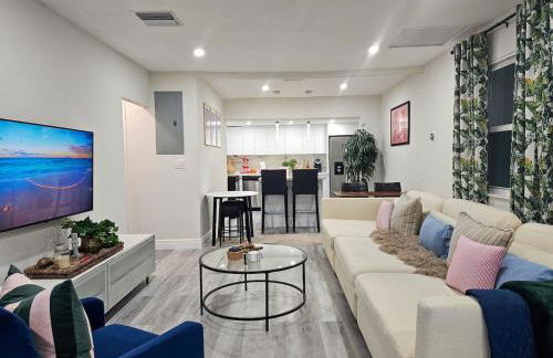 The Ruby - Hot Tub - King beds - Close to LMC - Foto 15