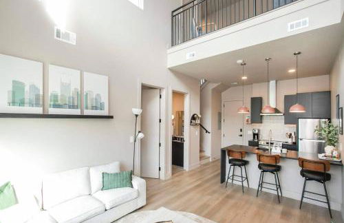 2 Bedroom + Loft Condo, Coffee Shop in Building - Foto 2