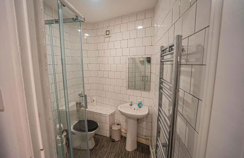 Private and Spacious 2 Bedroom House - Free Parking! - Foto 13