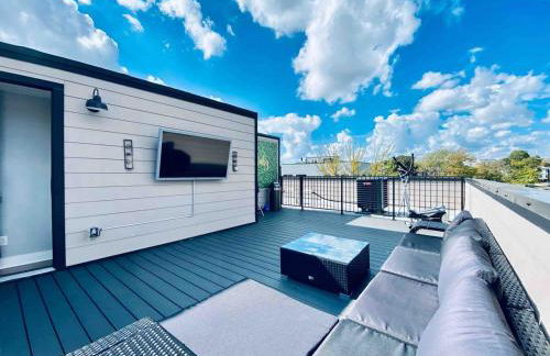 Luxe Penthouse with Private Parking & Rooftop w TV - Foto 13