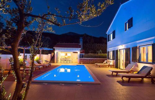 VILLA STOZAK, private heated pool, cinema room and sauna, 7 km from beach - Photo 36