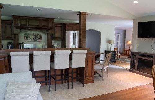 Large home with hot tub in serene wooded setting - Foto 36