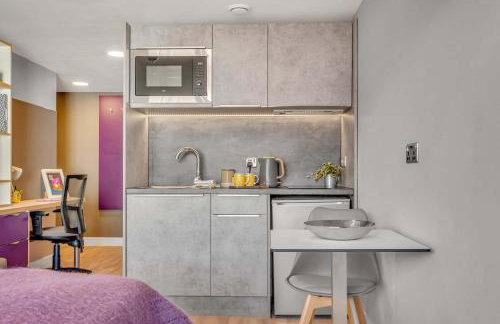 Practical Studio For 2 In Leeds, Free Breakfast - Photo 9