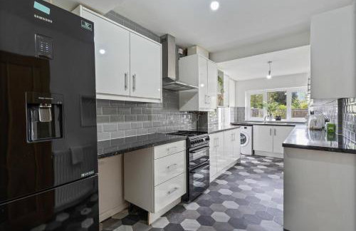 4 to 6 Beds Van Parking South Birmingham NR Edgbaston Solihull Relocations Insurance and Work Bookings Welcome - By Samina - ARZ Stays - Foto 11