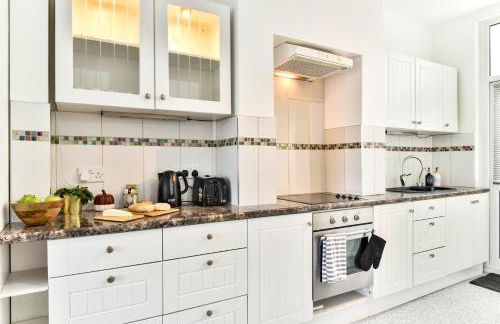 Ground Floor En-Suite Room with a Private Kitchen and Parking in a 5-Bedroom House at Hanwell - Foto 8