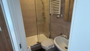 La Dimora di Sara a 10 minuti da Termini - Foto 2, towels, Shower