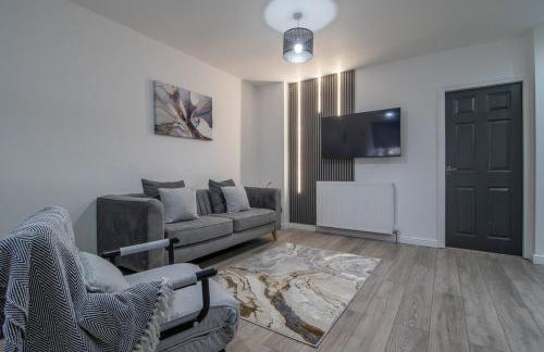 The Larky - Modern 2 Bed Cottage in Larkhall - Photo 2