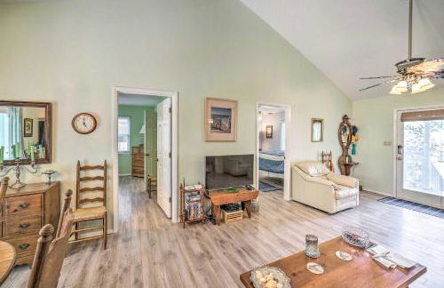 Oak Island Home with Yard Less Than 1 Mi to the Beach! - Foto 7