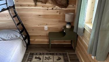 Magnificent Cabin Nestled Amidst Trees in Portage Lake, Maine - Foto 5