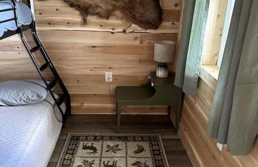 Magnificent Cabin Nestled Amidst Trees in Portage Lake, Maine - Foto 5