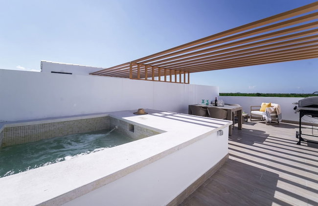 Exclusive Penthouse With Picuzzi Steps From Beach - Foto 35