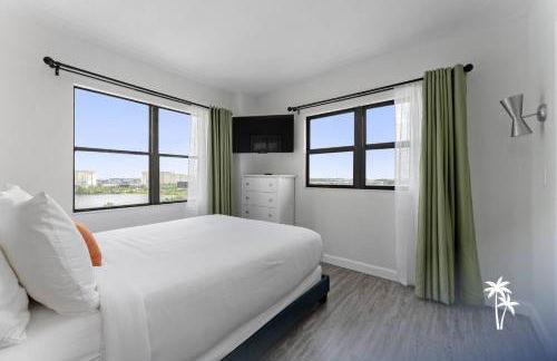 Lake View Top Floor 2 Bed 2 Bath Condo with Balcony - Foto 22