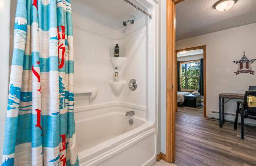 Lakefront Home with Private Beach Access & Hot Tub - Foto 66