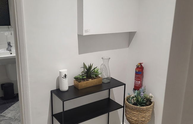 Charming 2-bed Apartment in Grays - Photo 3