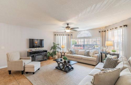 LOVE AT FIRST SIGHT! NEW Disney Home, Sleeps 6, Pool, Patio, NO Steps, LOW Rates! - Foto 15