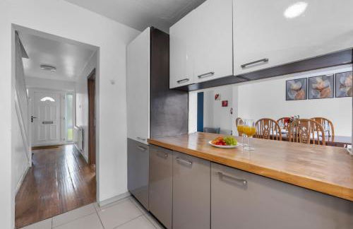 Practical Stays for Serious Workdays - Foto 8