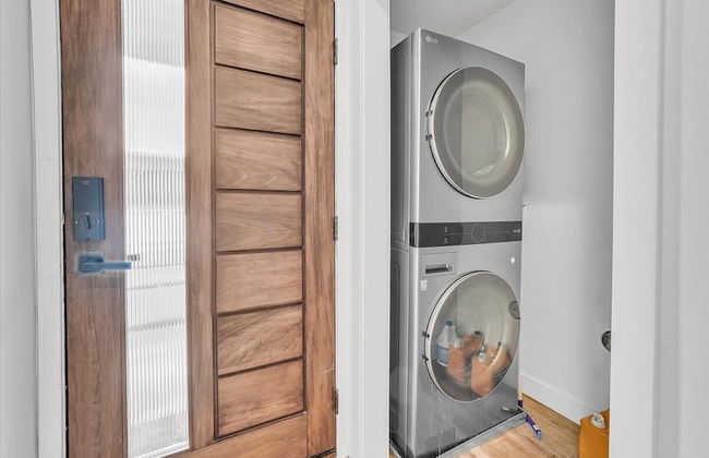 Luxurious Townhome - Photo 34