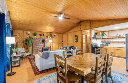 River Cabin w Hot Tub, Screened Porch & Fire Pit - Photo 14